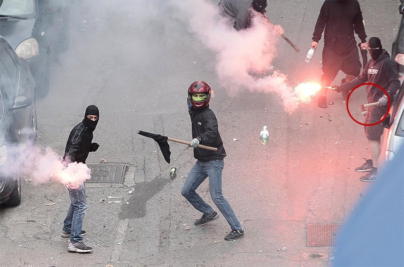 Αναβαθμίστηκε το οπλοστάσιο των αναρχικών: Με τσεκούρια, ρόπαλα και στιλέτα επιτίθενται στα ΜΑΤ (εικόνες)